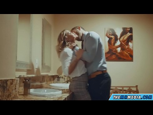 ❤️ Meta blonda busty seduces f'kamra tal-banju pubbliku ❤ Porn magħmul fid-dar fil-porn mt.extraclasswork.ru ❌️
